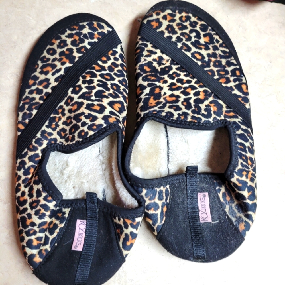 Cozy Kicks women size XL  slipper shoes leopard print
